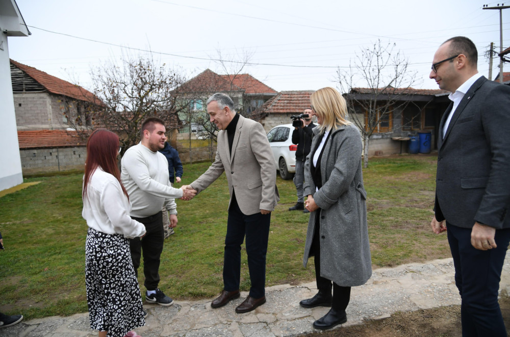 Srpska lista u poseti osmočlanoj porodici Jović u Ranilugu; "Ovde su naši preci, ovo je naša otadžbina" FOTO