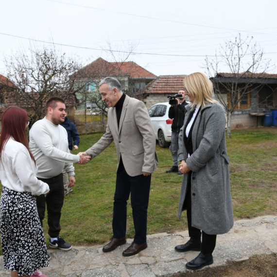 Srpska lista u poseti osmočlanoj porodici Jović u Ranilugu; "Ovde su naši preci, ovo je naša otadžbina" FOTO