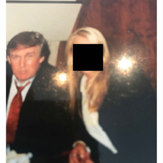 Vraćena skandalozna Trampova fotografija sa Epstajnom: Pokušali da zataškaju? FOTO