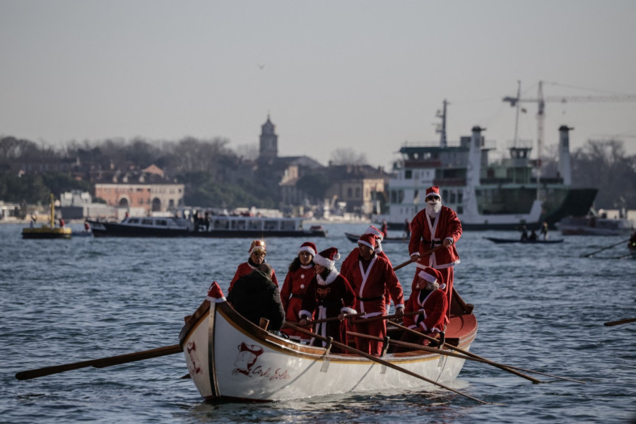 Stotine Deda Mrazeva vesla Velikim kanalom: Jedinstvena božićna parada održana u Veneciji FOTO