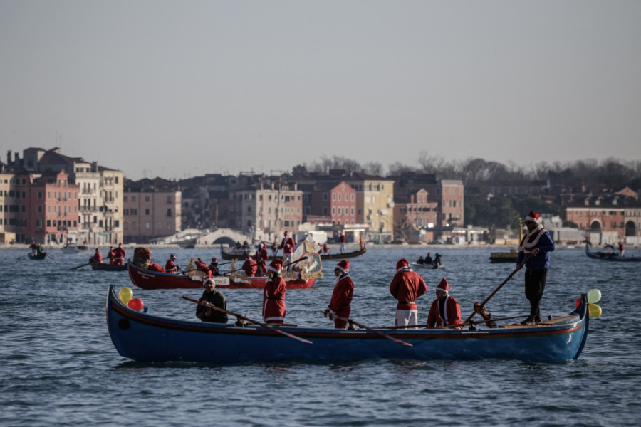 Stotine Deda Mrazeva vesla Velikim kanalom: Jedinstvena božićna parada održana u Veneciji FOTO