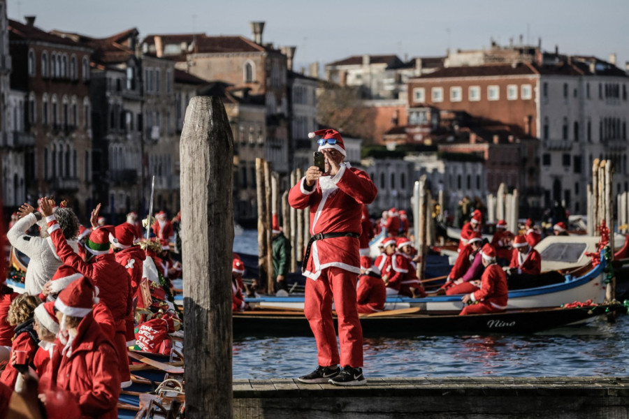 Stotine Deda Mrazeva vesla Velikim kanalom: Jedinstvena božićna parada održana u Veneciji FOTO