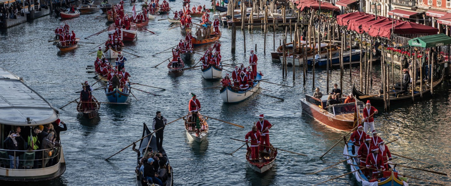 Stotine Deda Mrazeva vesla Velikim kanalom: Jedinstvena božićna parada održana u Veneciji FOTO