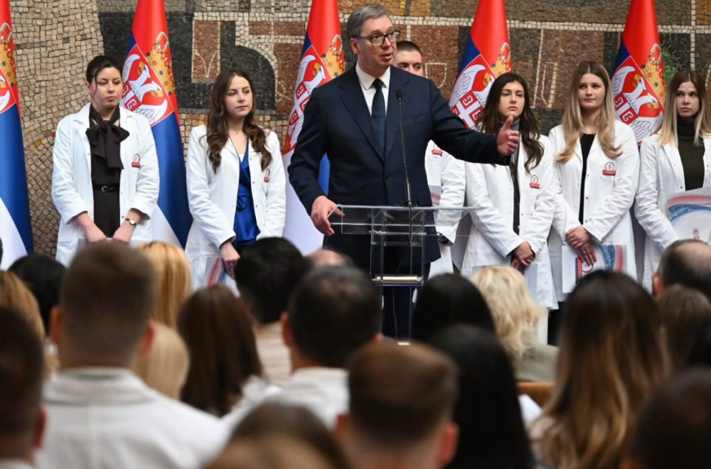 Vučić: Država će nastaviti da povećava plate zdravstvenim radnicima