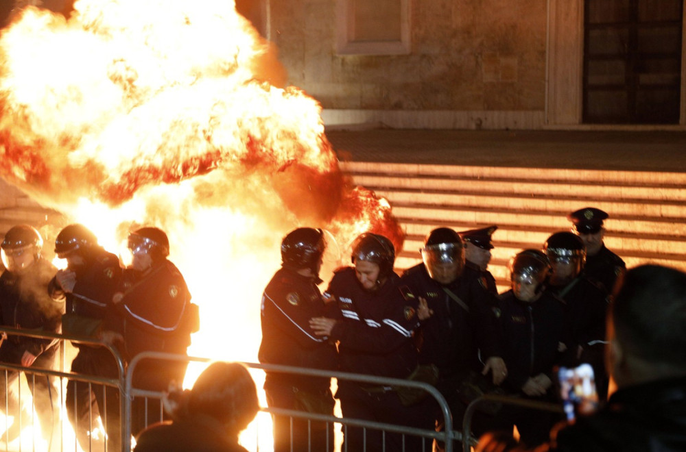 Haos u Tirani: Demonstranti zapalili Vladu, sukobi s policijom eskalirali; Ima povređenih FOTO/VIDEO