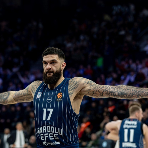 Novo ludilo i dva produžetka – oslabljeni Efes se loše proveo kod "fenjeraša"