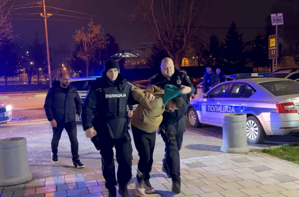 Policajac priveden, sumnjiči se da je pomagao blokaderu; Došao na protest, ukrao tri kilograma zlata