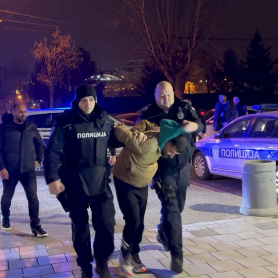Policajac priveden, sumnjiči se da je pomagao blokaderu; Došao na protest, ukrao tri kilograma zlata