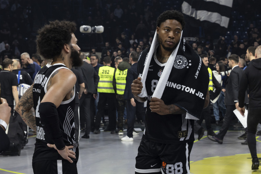 Parker i Džons su tu, ali jedan skupi Amerikanac ostaje u Beogradu