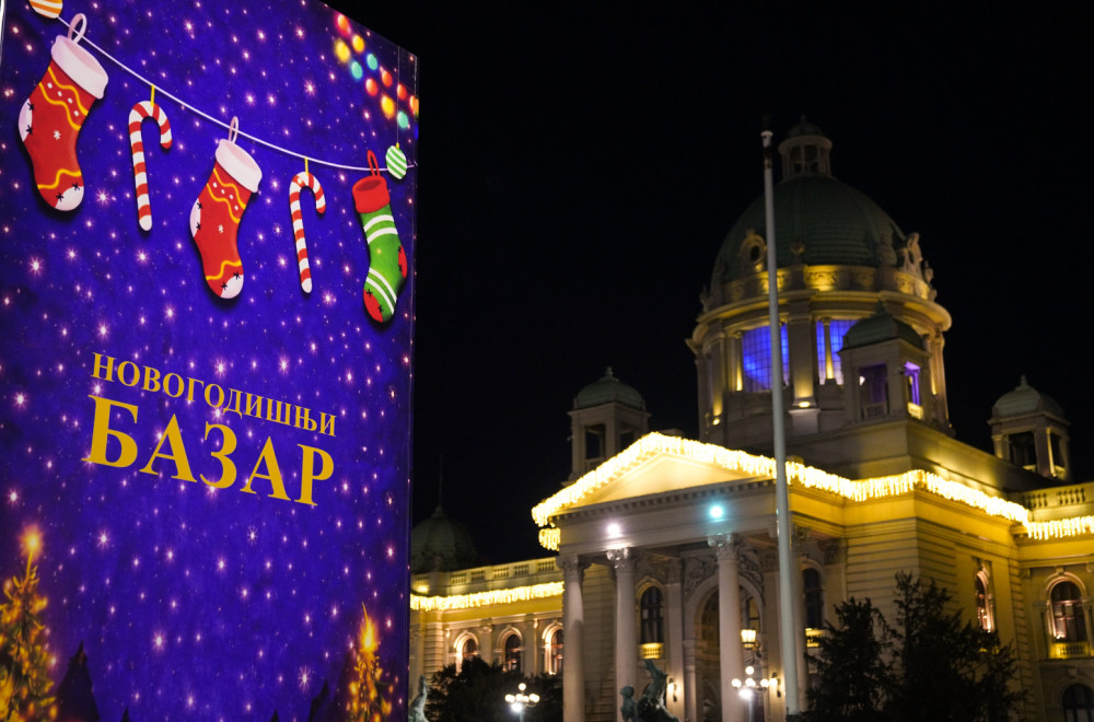 Ispred Skupštine Srbije postavljeni ukrašeni štandovi za božićno selo FOTO