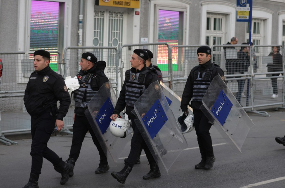 Police on alert: Raids across the country; More than 350 people arrested PHOTO