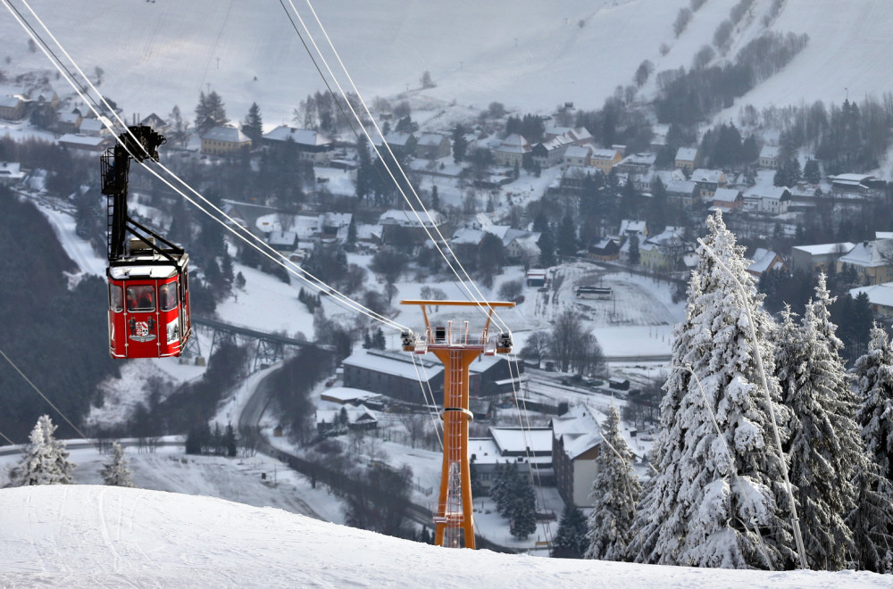 Serious accident on a famous mountain: Cable car crashes into barriers; 100 people trapped PHOTO/VIDEO