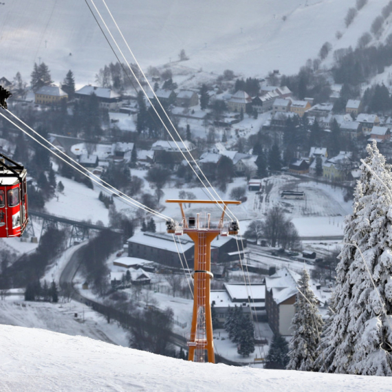 Serious accident on a famous mountain: Cable car crashes into barriers; 100 people trapped PHOTO/VIDEO