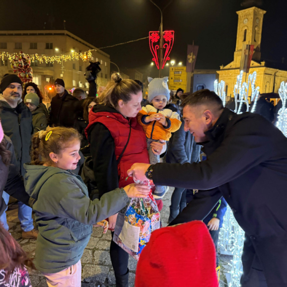 Praznična bajka, paketići i odlična vest za najmlađe: Otvara se besplatno klizalište