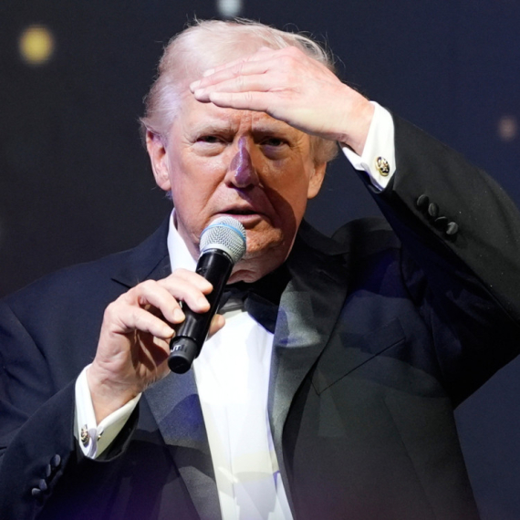 Tramp kupio cipele saradnicima i naredio im da ih nose: Nije se dobro završilo FOTO
