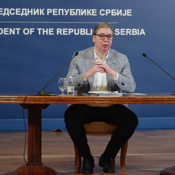 Vučić: Penzije će značajno rasti i ove godine; Ako rešimo problem sa NIS, rešićemo sve