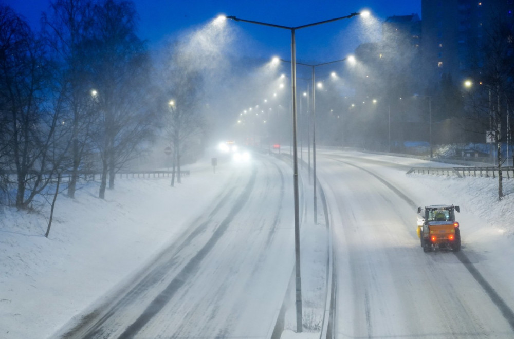 Kolaps u Hrvatskoj: Sneg zatrpao auto-put; Građanima stiglo upozorenje FOTO