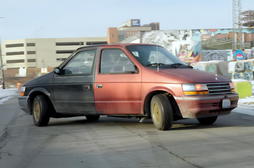 "Dvoglavo čudovište": Minivan koji ne zna kuda ide VIDEO