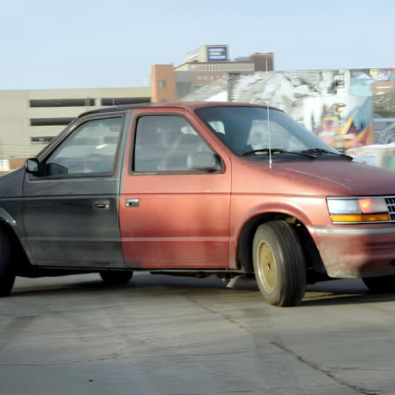 "Dvoglavo čudovište": Minivan koji ne zna kuda ide VIDEO