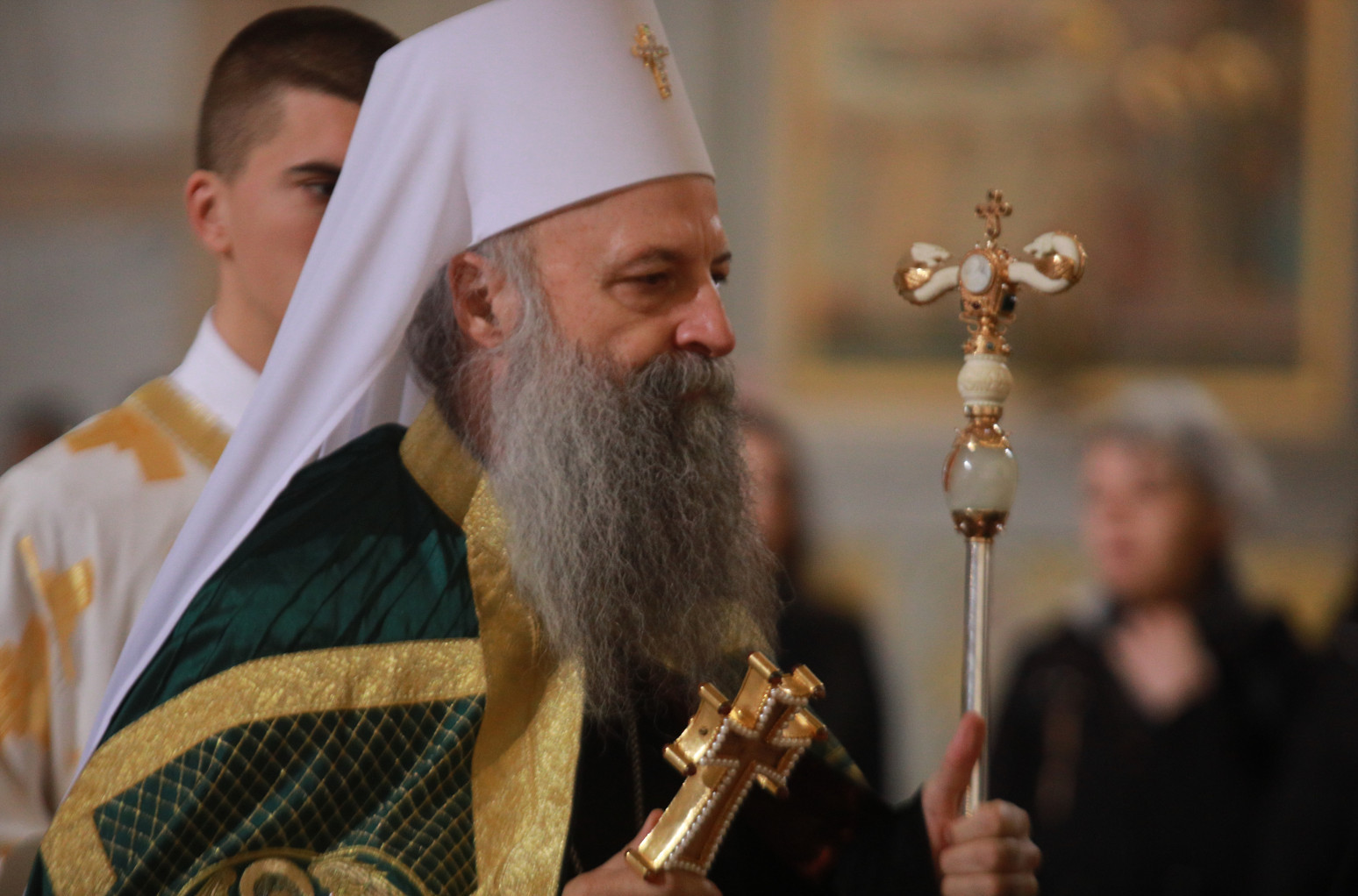 Božićna poslanica SPC: Da prevaziđemo podele, da pružimo ruku jedni drugima VIDEO