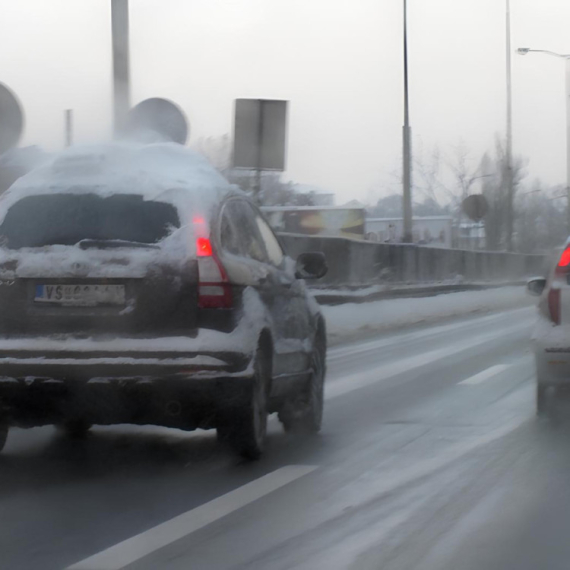 Očistite sneg i led sa automobila pre vožnje – neko može da pogine zbog vašeg nemara!
