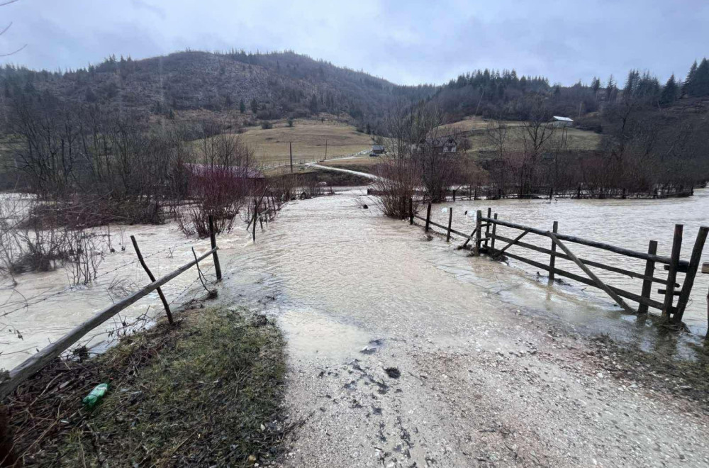 U Crnoj Gori zbog poplava i odrona potpuno blokirano nekoliko putnih pravaca – građani strahuju