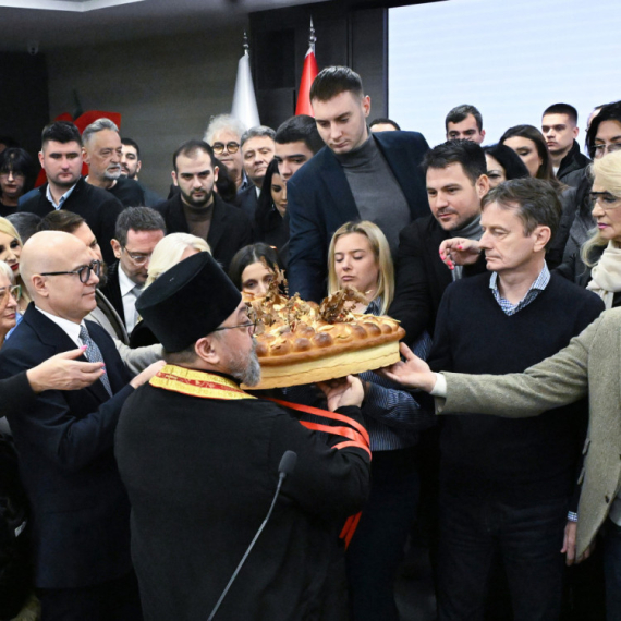 SNS obeležila Badnji dan: Badnjak unet u prostorije stranke; "Sačuvaćemo državu i narod" FOTO