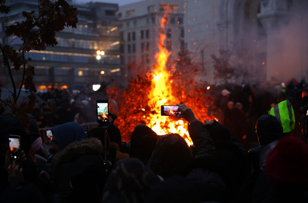 Srbija slavila Badnje veče: Zapaljeni badnjaci ispred crkava, širom zemlje vatrometi FOTO/VIDEO