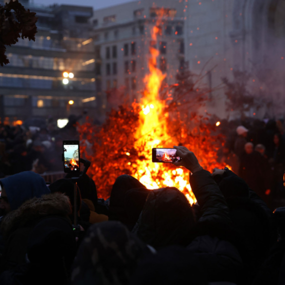 Srbija slavila Badnje veče: Zapaljeni badnjaci ispred crkava, širom zemlje vatrometi FOTO/VIDEO