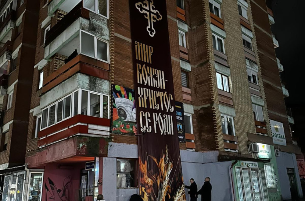 Tzv. kosovska policija vratila transparent "Mir Božji, Hristos se rodi"; Odmah je postavljen FOTO