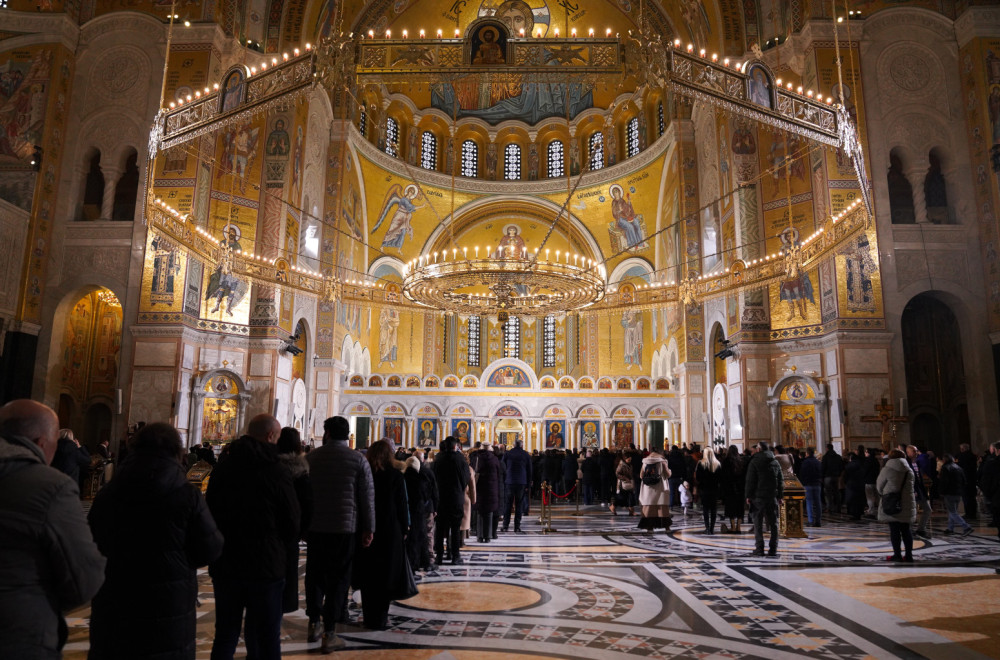 U Srbiji proslavljen Božić: Porfirije služio liturgiju, Ispred Hrama Svetog Save lomljena česnica FOTO/VIDEO