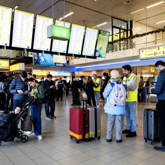 Evropa paralisana zbog snega: Masovno otkazivanje letova, hiljade ljudi spavalo na aerodromu FOTO