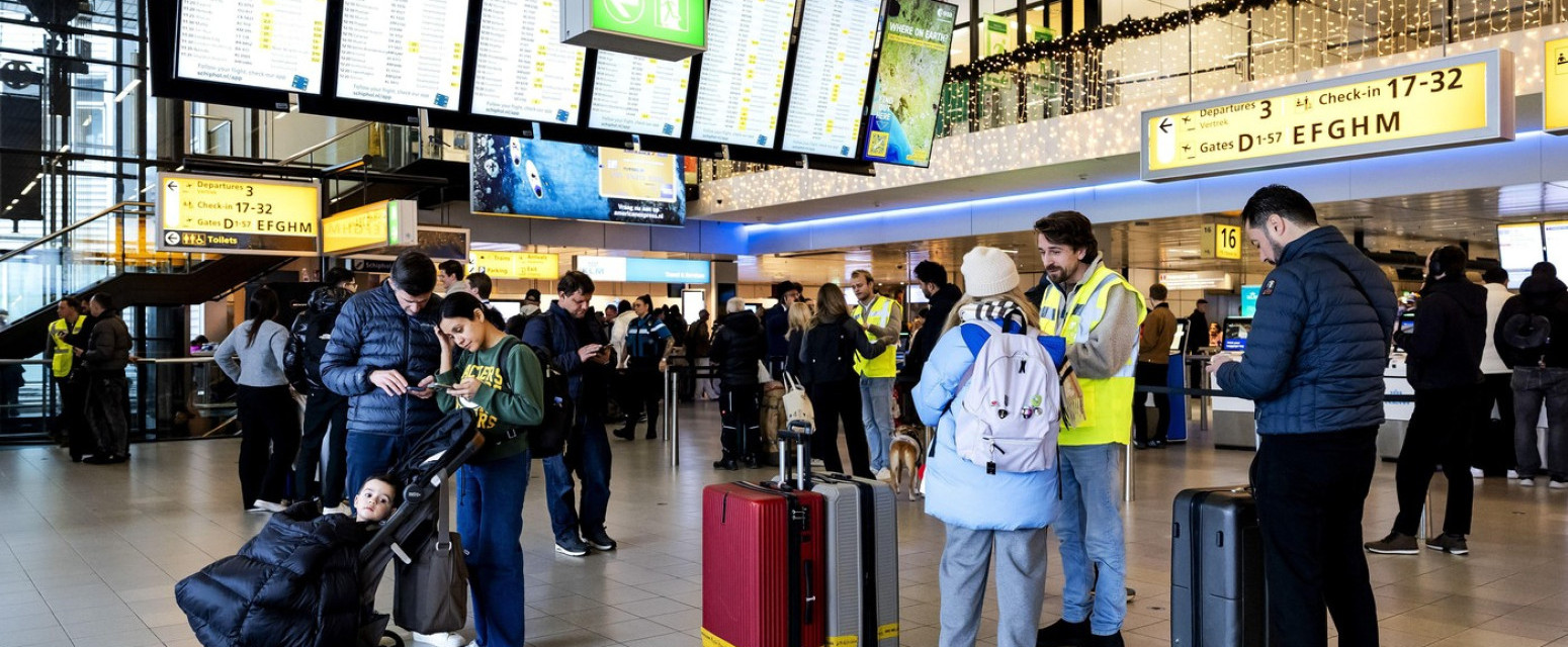Evropa paralisana zbog snega: Masovno otkazivanje letova, hiljade ljudi spavalo na aerodromu FOTO
