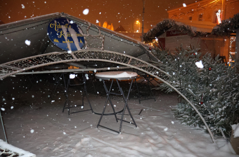 Urušila se tenda kafića u centru Zagreba FOTO