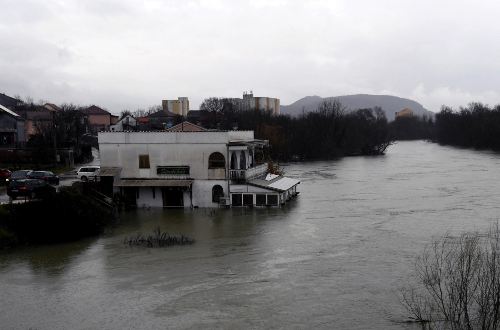 Dramatični snimci iz Podgorice, voda potopila čitavo naselje; Evakuisano stanovništvo VIDEO