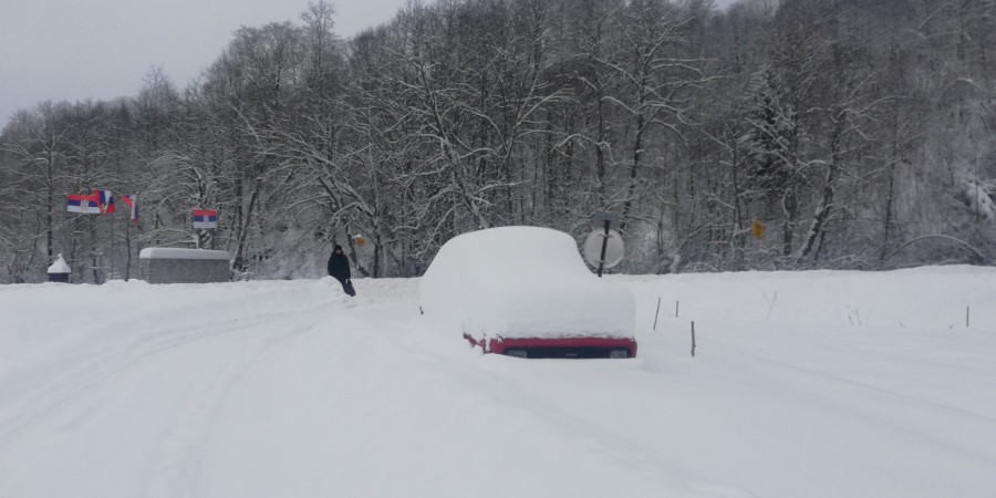 Haos u Dragačevu: Preko 1.000 ljudi ostalo bez struje; Zapadna Srbija okovana snegom FOTO