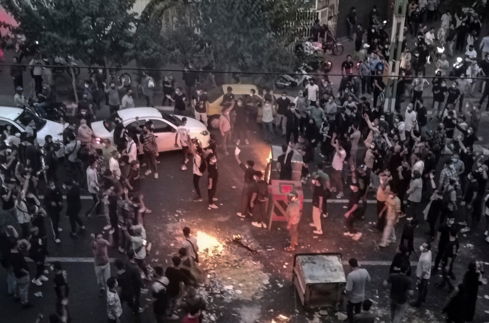 Haos u Iranu: Protesti eskalirali u smrtonosne sukobe; Sprovodi se obojena revolucija VIDEO