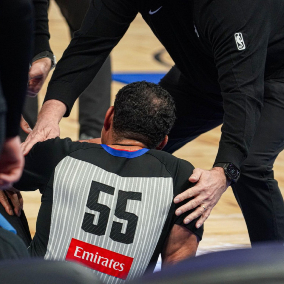 Sudija se povredio na NBA meču – u invalidskim kolicima napustio dvoranu VIDEO