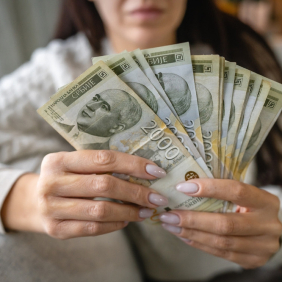 Prosečna plata u Srbiji 124.089 dinara: Ovo su najplaćenije delatnosti