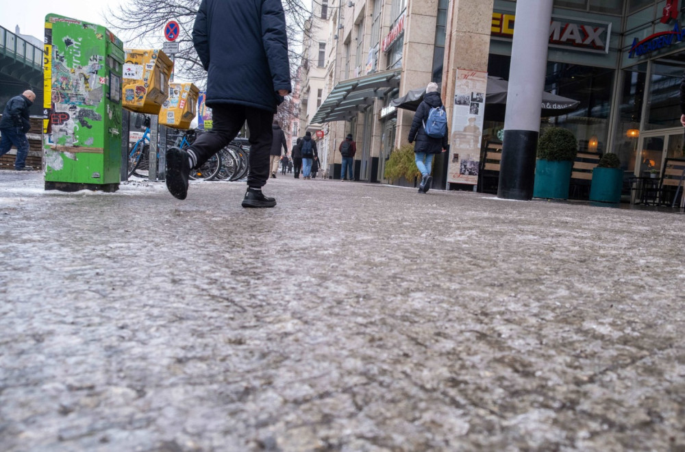 Led okovao Nemačku: Ulice klizave, ljudi sleću vozilima; Mnogo povređenih; Vučić i za ovo kriv? FOTO