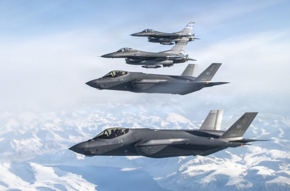Šta se dešava? Amerika digla avione; Državljanima SAD rečeno da beže FOTO