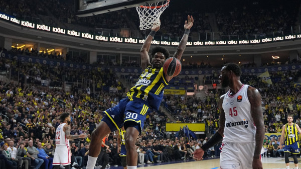 Težak udarac za Fenerbahče – samo što je stigao, centar se povredio