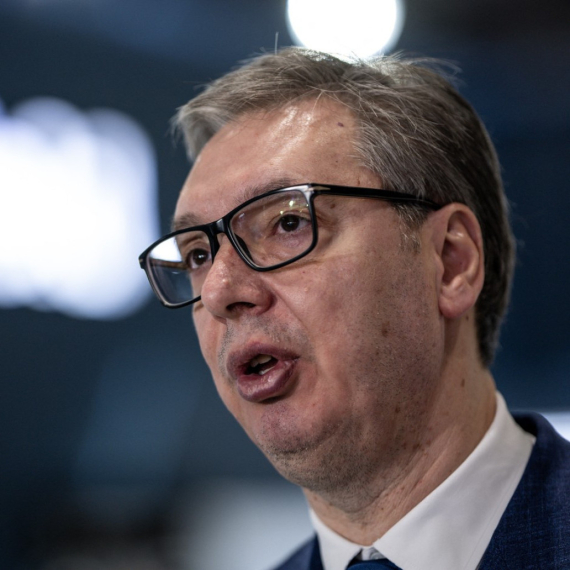Vučić iz Francuske: "Veliki SNS skup imaćemo oko Vidovdana"; "To će biti vreme važnih odluka za građane"
