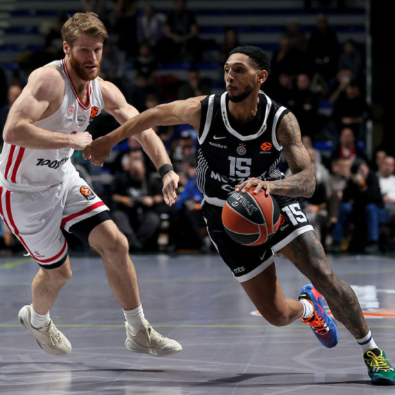 Partizan na -38; Navijači pevali igračima; Penjaroja utučen VIDEO