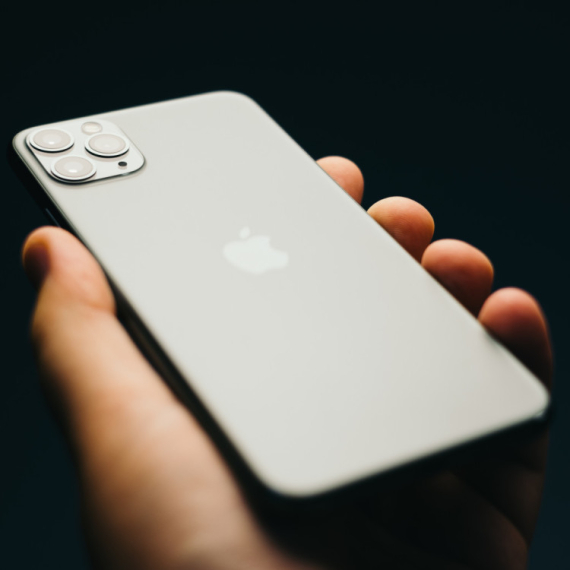 iPhone Fold donosi revoluciju: 3D štampana šarka rešava problem nabora na ekranu?