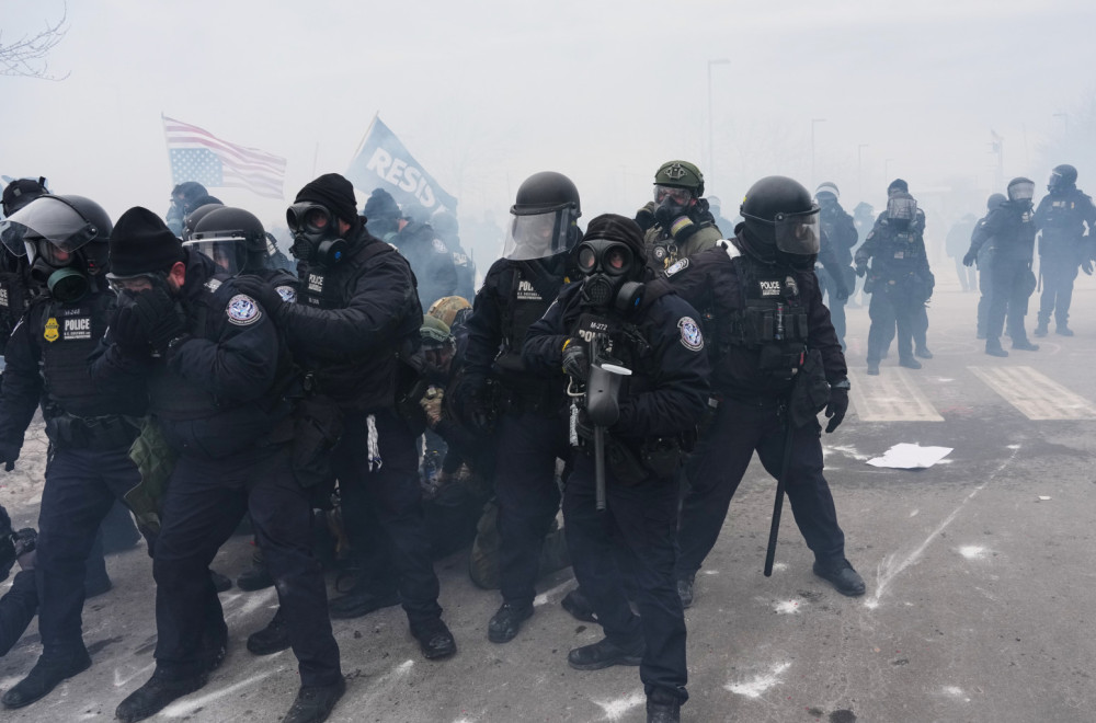 Amerika gori: Ispaljen suzavac na demonstrante; Bačene i šok-bombe FOTO/VIDEO