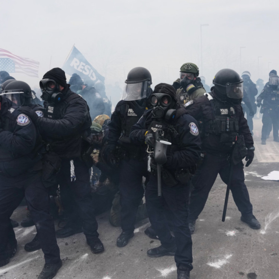 Amerika gori: Ispaljen suzavac na demonstrante; Bačene i šok-bombe FOTO/VIDEO