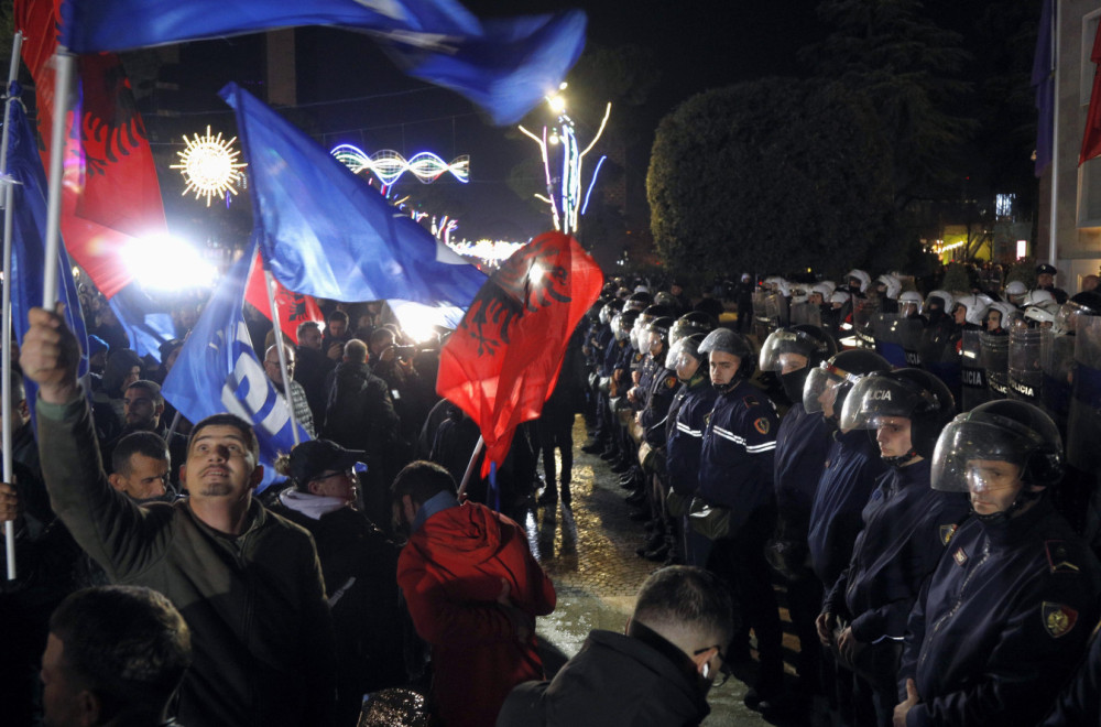 Sukobi u Tirani: Policija i demonstranti ispred zgrade vlade