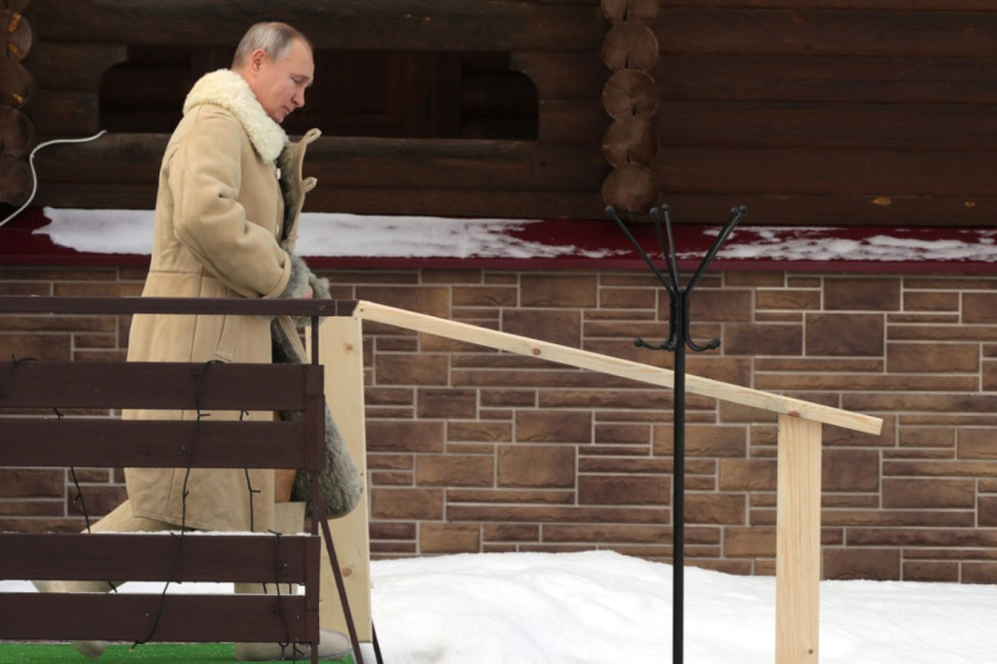 Prekrstio se i tri puta uronio: Putin se tradicionalno okupao u ledenoj vodi za Bogojavljanje VIDEO