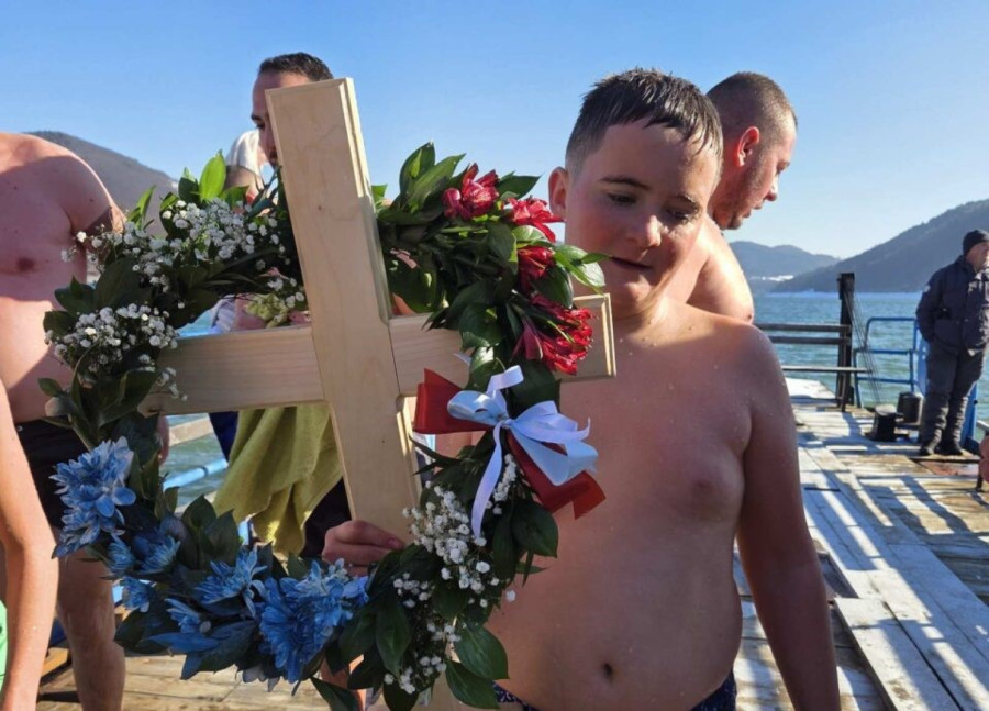 Ognjen je prvi doplivao do Časnog krsta na Zlatarskom jezeru: Ima samo 12 godina FOTO